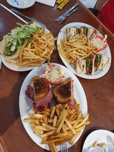 Opinii despre Fireside Deli & Family Restaurant în Kitchener - Hospitality and gastronomy