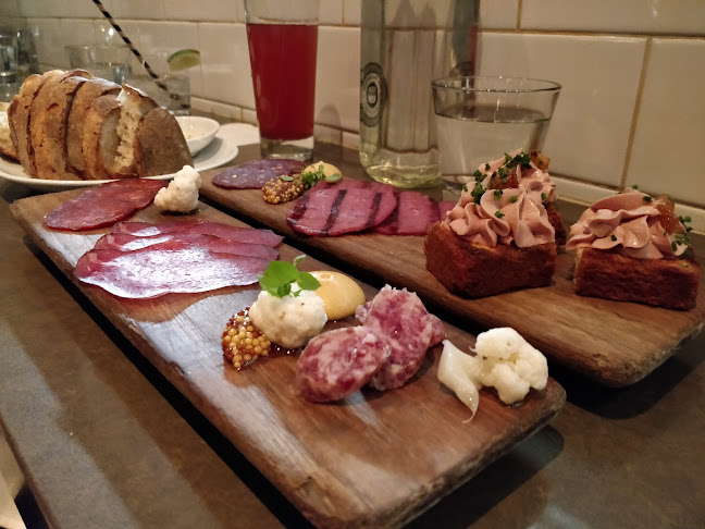 1 Richmond St W, Toronto, ON M5H 3W4