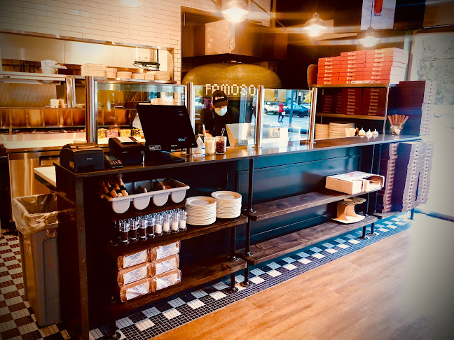 Opinii despre Famoso Italian Pizzeria - Coquitlam Centre în Coquitlam - Hospitality and gastronomy