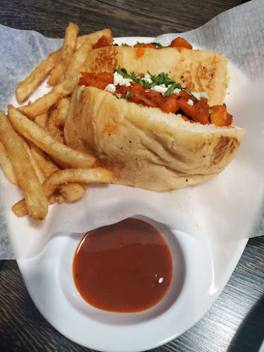 Opinii despre Desi Bites Restaurants Dine In & Takeout Juice Bar în Surrey - Hospitality and gastronomy