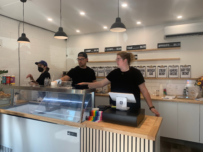 2575 Cadboro Bay Rd, Victoria, BC V8R 5J1