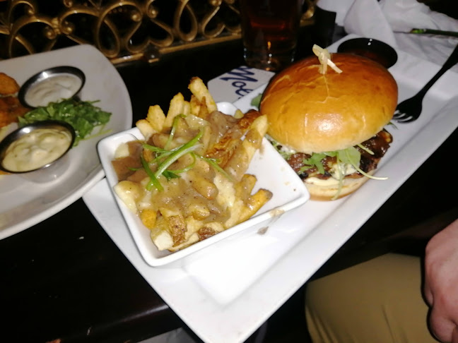 Opinii despre St. James Corner Restaurant & Irish Pub în Calgary - Hospitality and gastronomy