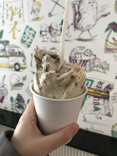 Comentarii opinii despre V Burger - 17 Ave - Ice Cream and Burger