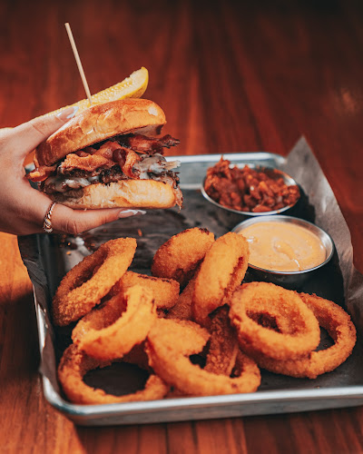 2750 Iris St, Ottawa, ON K2C 3C9