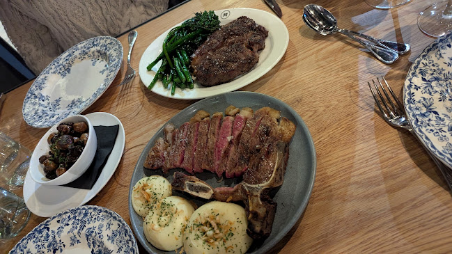 200 8 Ave SW, Calgary, AB T2P 1B5