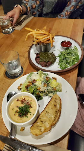 Moxies Calgary Downtown Restaurant - Hospitality and gastronomy