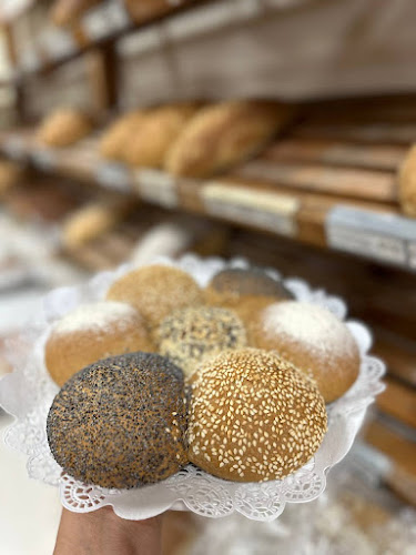 Opinii despre Gramma's Oven European Bakery & Café în Richmond Hill - Hospitality and gastronomy