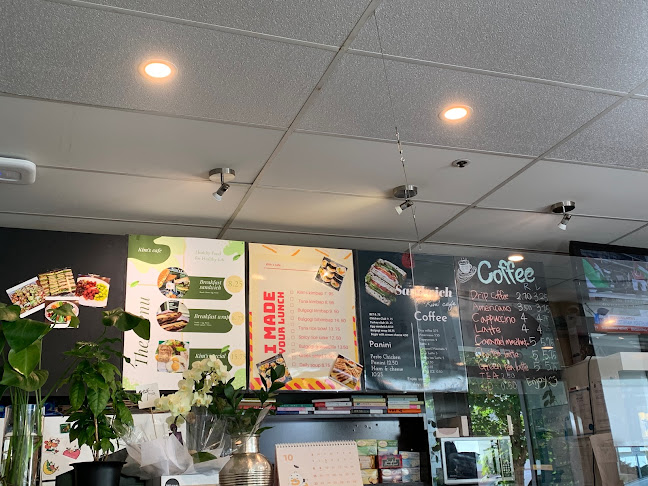 156 14th St E, North Vancouver, BC V7L 2N3