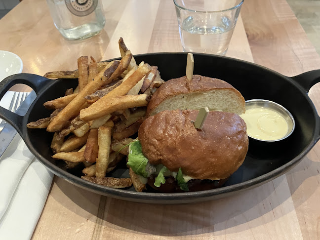 1 Richmond St W, Toronto, ON M5H 3W4