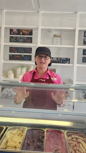 Growlers Ice Cream Shop - Hospitality and gastronomy