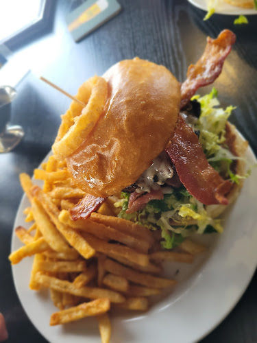 Opinii despre Pier Seventeen Hotel & The Pier Sports Bar în Blind River - Hospitality and gastronomy