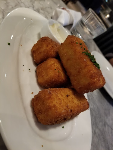 200 8 Ave SW, Calgary, AB T2P 1B5