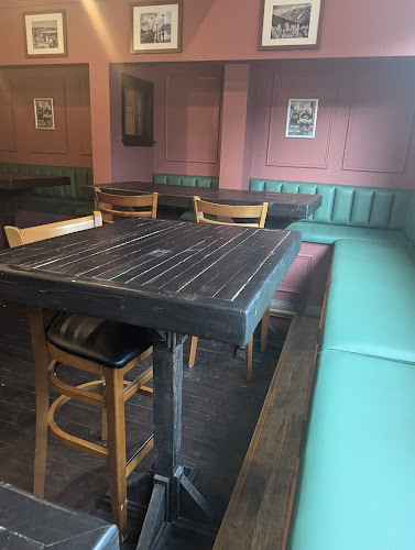 1052 Deep Cove Rd, North Vancouver, BC V7G 1S3