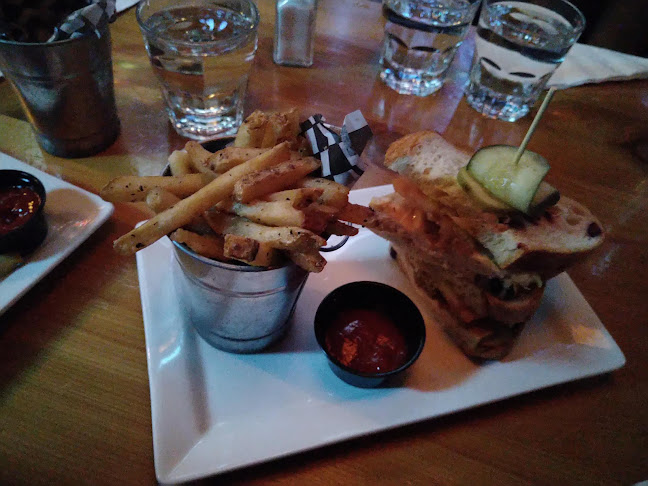 107 8 Ave SW, Calgary, AB T2P 1B4