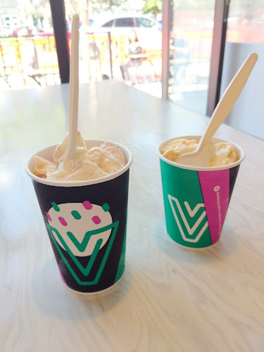 Opinii despre V Burger - 17 Ave - Ice Cream and Burger în Calgary - Hospitality and gastronomy