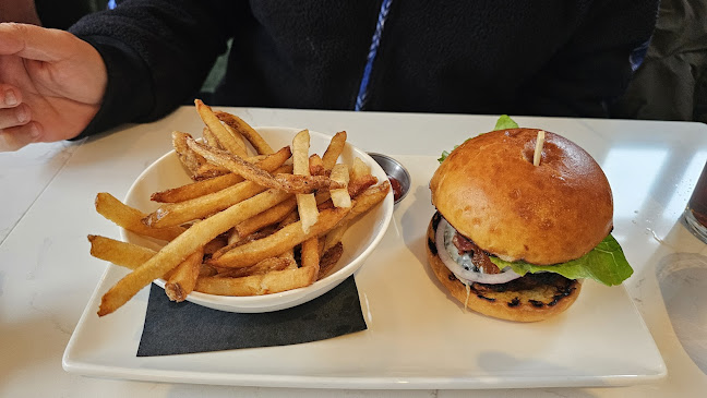 The Port House Social Bar & Kitchen Burlington - Hospitality and gastronomy