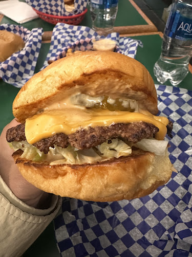 Opinii despre Flat Boy Burgers în Edmonton - Hospitality and gastronomy