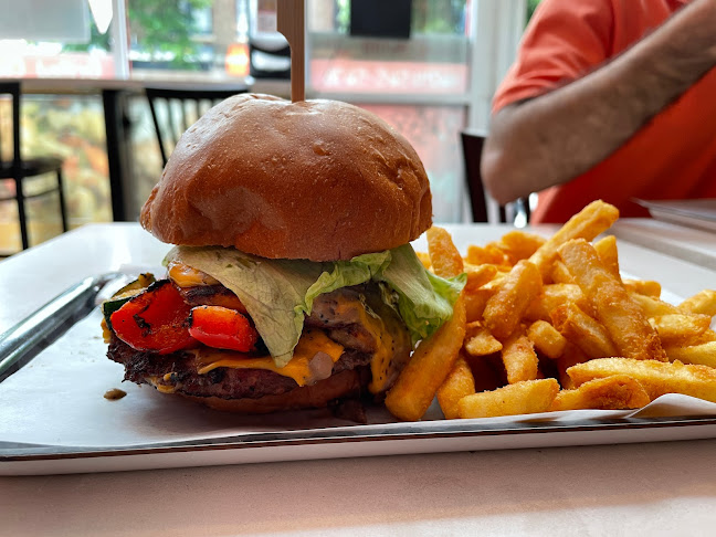 Opinii despre MitBit Burger Restaurant în Vancouver - Hospitality and gastronomy