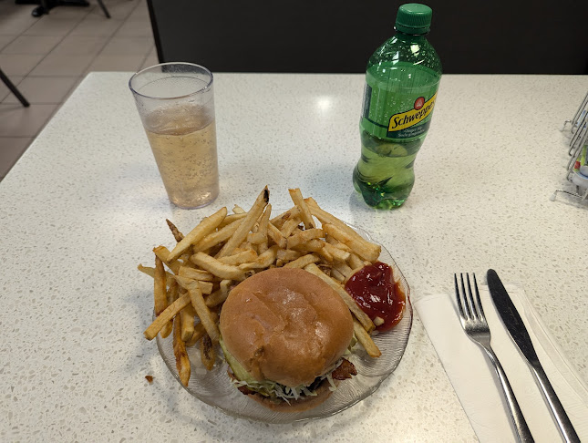 Opinii despre Burger World în North Bay - Hospitality and gastronomy